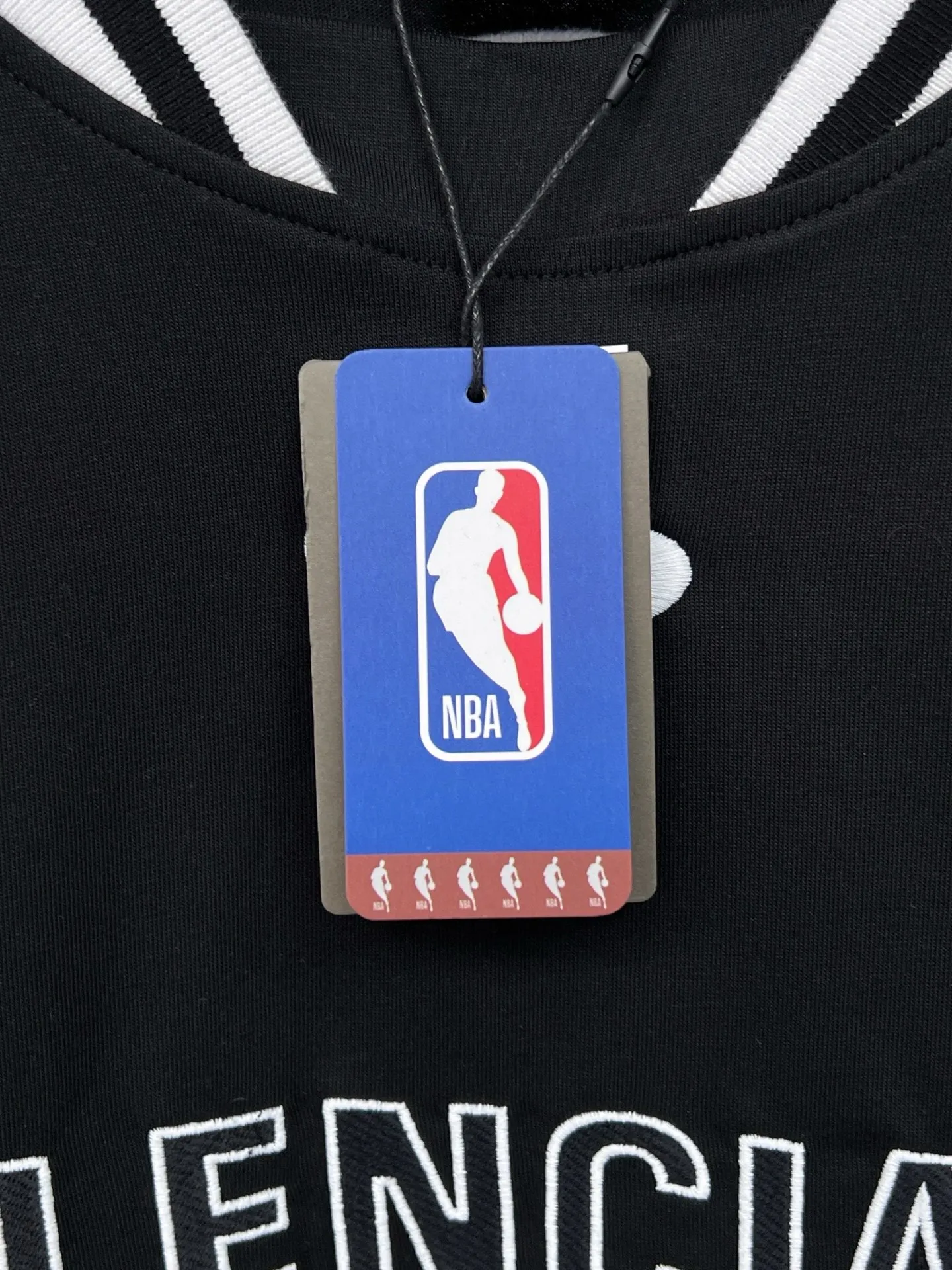 Balenciaga × NBA SS 26 Series T Same Style • Classic ： + ， ， Retro • ： 「BALENCIAGA 10 」 ， NBA ， • ： ， ， 、 ：Black Red ：A 275# Size： S 73 116 24 M 75 120 25 L 77 124 26 XL 79 128 27